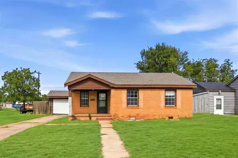 Exterior - 1021 E Walnut St, Altus, OK 73521 photo 3 of 7