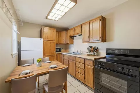 Kitchen - 1021 E Walnut St, Altus, OK 73521 photo 3 of 3