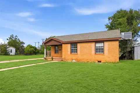 Exterior - 1021 E Walnut St, Altus, OK 73521 photo 2 of 7