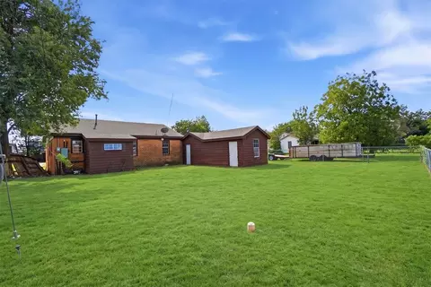 Exterior - 1021 E Walnut St, Altus, OK 73521 photo 6 of 7