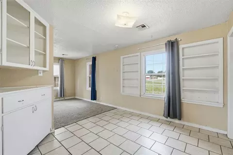 Living - 1021 E Walnut St, Altus, OK 73521 photo 5 of 6