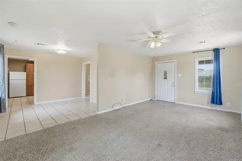 Living - 1021 E Walnut St, Altus, OK 73521 photo 3 of 6