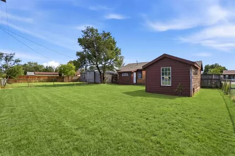 Exterior - 1021 E Walnut St, Altus, OK 73521 photo 5 of 7