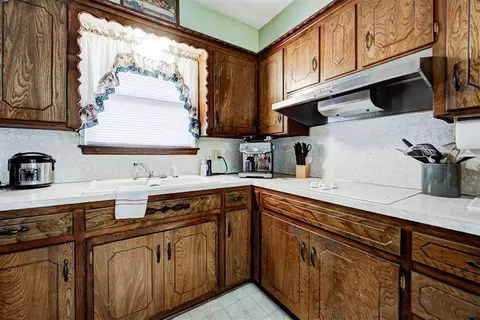 Kitchen - 3728 N Bryan Ave, Bethany, OK 73008 photo 4 of 6