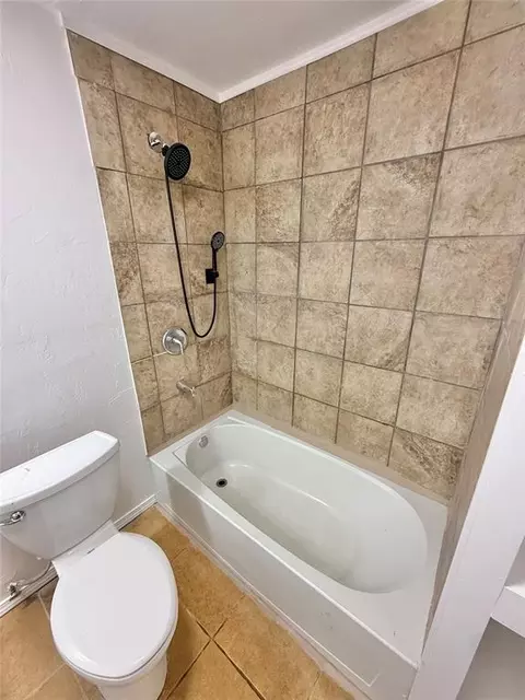 Bath - 207 E Liveoak St, Altus, OK 73521 photo 2 of 2