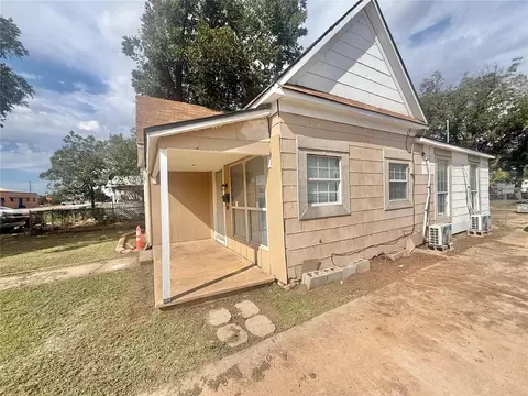 Exterior - 207 E Liveoak St, Altus, OK 73521 photo 1 of 2