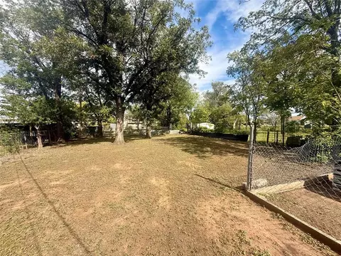 Exterior - 207 E Liveoak St, Altus, OK 73521 photo 2 of 2