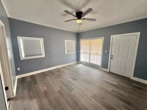 Living - 207 E Liveoak St, Altus, OK 73521 photo 2 of 3