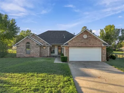 1600 E Persimmon Ln, Mustang, OK 73064