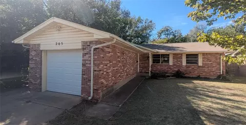205 Bellaire Dr, Moore, OK 73160
