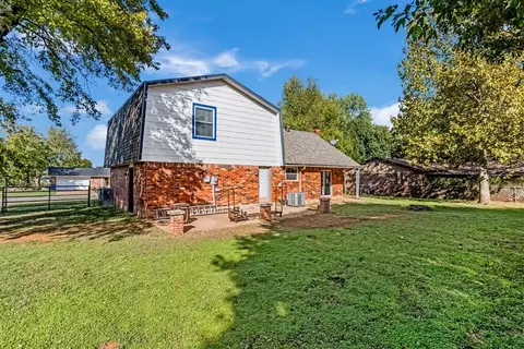 Exterior - 324 E Carson Ln, Mustang, OK 73064 photo 7 of 12