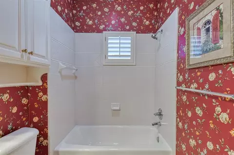 Bath - 1016 Hearthstone, Norman, OK 73072 photo 6 of 8