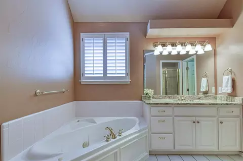 Bath - 1016 Hearthstone, Norman, OK 73072 photo 2 of 8