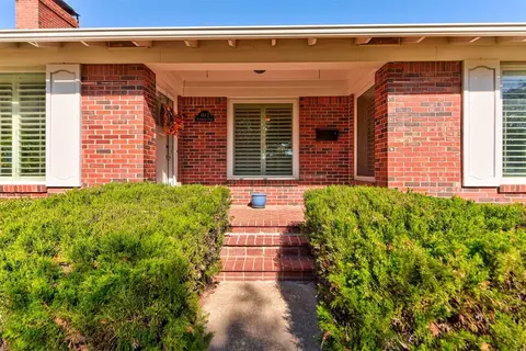 1817 Dorchester Pl, Nichols Hills, OK 73120