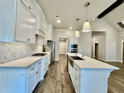 Kitchen - 1604 NE 33rd Ter, Moore, OK 73160 photo 7 of 9