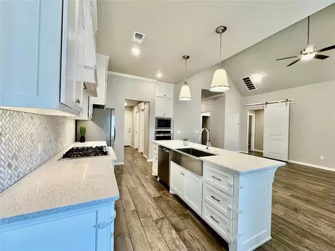 Kitchen - 1604 NE 33rd Ter, Moore, OK 73160 photo 3 of 9