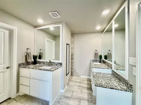 Bath - 1604 NE 33rd Ter, Moore, OK 73160 photo 2 of 7