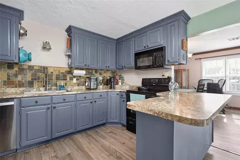 Kitchen - 9525 E Franklin Rd, Norman, OK 73026 photo 2 of 2