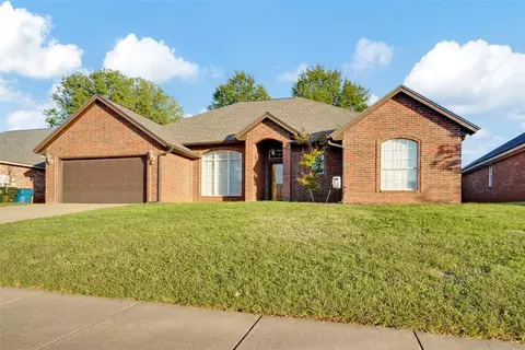 704 Colony Dr, Edmond, OK 73003