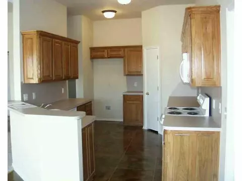 517 Nathan Ln, Moore, OK 73160 photo 3