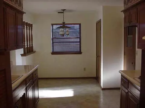 3721 N Riverside Dr, Bethany, OK 73008 photo 4