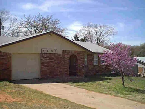 3208 E Noble Dr, Edmond, OK 73034 photo 1