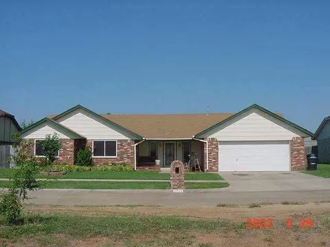 3713 Phillips Dr, Moore, OK 73160 photo 1
