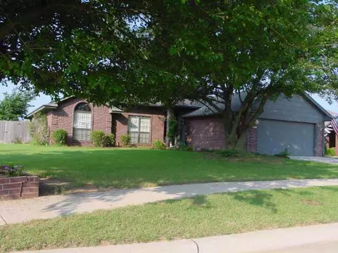 720 Gyrfalcon Dr, Norman, OK 73072 photo 1