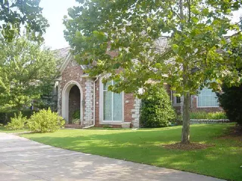 2705 Summit Dr, Edmond, OK 73034 photo 1