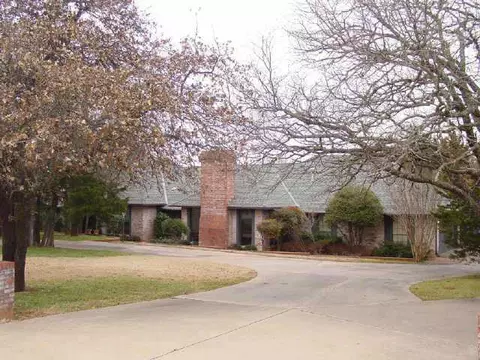 2301 Summit Dr, Edmond, OK 73034 photo 1