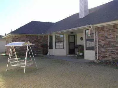 320 SE 7th Cir, Moore, OK 73160 photo 2