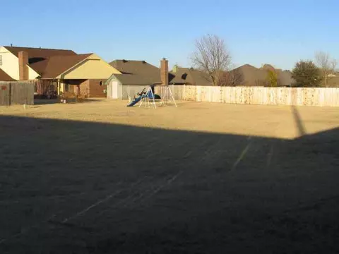132 E Olympic Dr, Yukon, OK 73099 photo 9