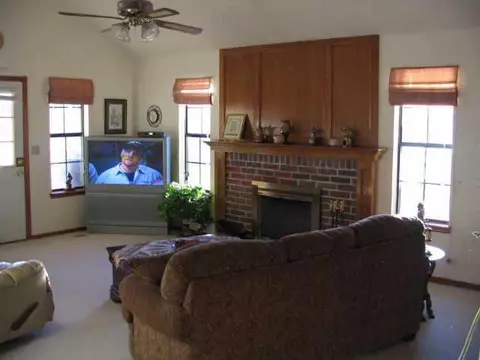 132 E Olympic Dr, Yukon, OK 73099 photo 2