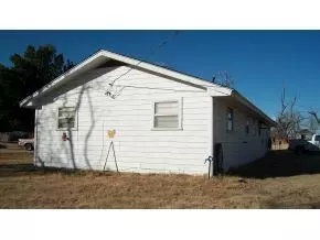 211 N State St, Binger, OK 73009 photo 3