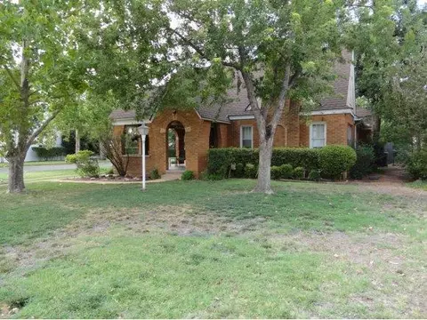 826 E Cypress, Altus, OK 73521 photo 1