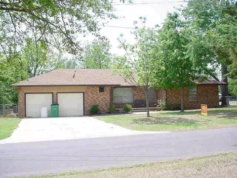 128 E Carson, Mustang, OK 73064 photo 1