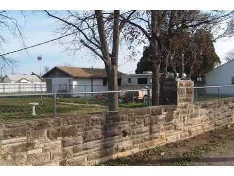 716 E Gladstone, Frederick, OK 73542 photo 3