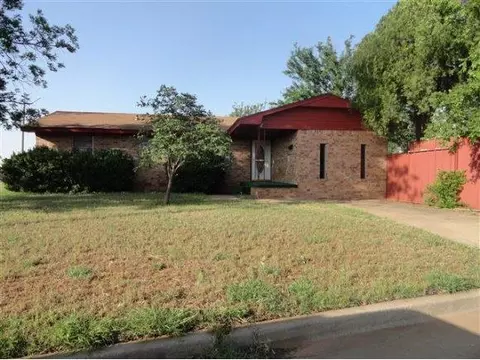 704 Mars, Altus, OK 73521 photo 2