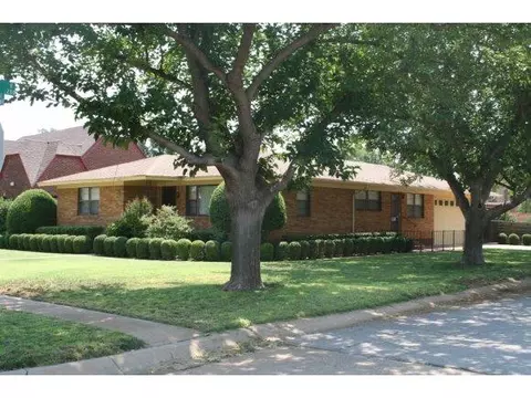 800 E Cypress, Altus, OK 73521 photo 2