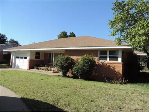 1407 Oak, Clinton, OK 73601 photo 1