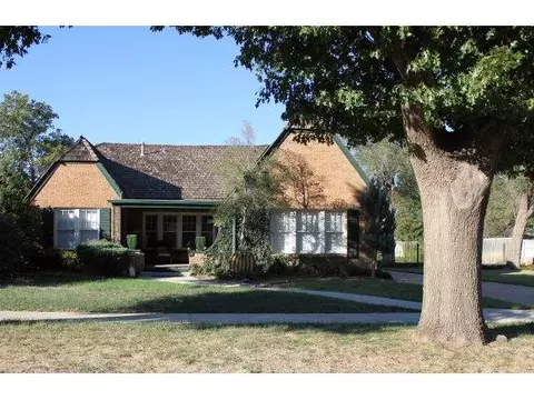 817 E Cypress, Altus, OK 73521 photo 2
