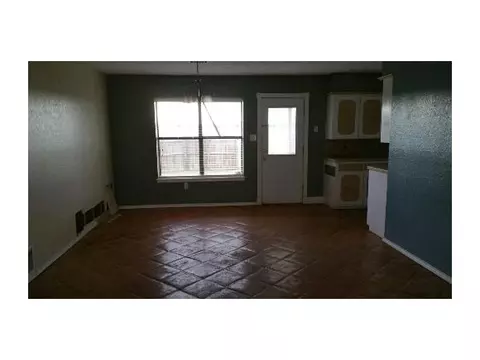 1023 W E Ave, Cache, OK 73527 photo 4