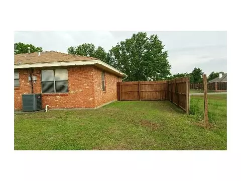 1023 W E Ave, Cache, OK 73527 photo 3