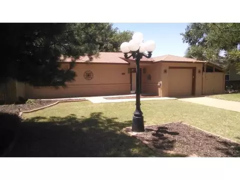 1021 Coe, Altus, OK 73521 photo 2