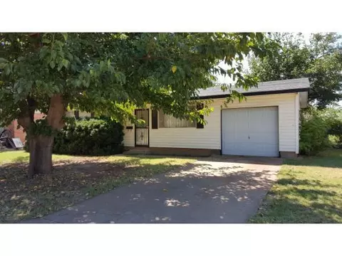 916 Denise St, Altus, OK 73521 photo 1