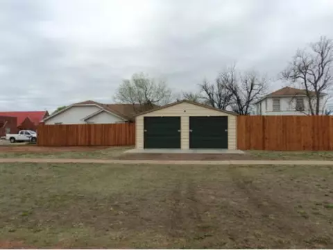 221 E Cypress St, Altus, OK 73521 photo 3