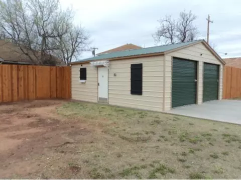 221 E Cypress St, Altus, OK 73521 photo 2
