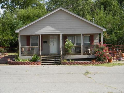 902 Opal, Clinton, OK 73601 photo 2