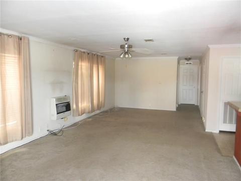 902 Opal, Clinton, OK 73601 photo 4