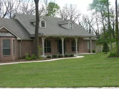 10402 Timber Creek Cir, Edmond, OK 73034 photo 2